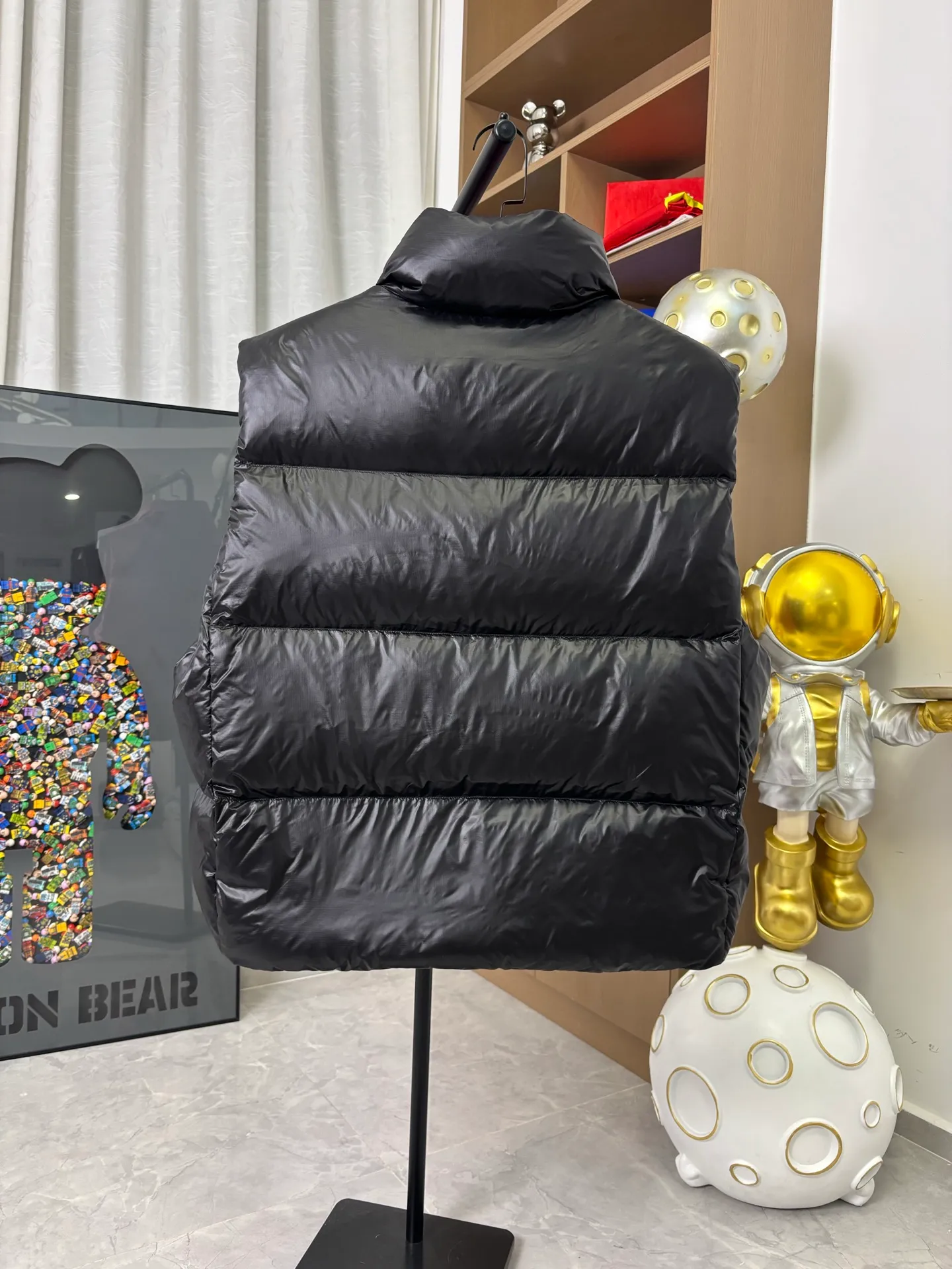 P570 Style number: DC194# [Canada Goose] Big Goose🦢National Standard 90 White Duck Down Puff Down Vest Canada Goose official website model 1:1:1 customized New national standard down cotton has better thermal insulation performance, is light and not heavy, and has good loft recovery after compression! Filled with 90% white duck down, it is the legendary warmest down jacket and is known as a must-have for Arctic outdoor sports! Waterproof, diamond-resistant and fade-resistant 24-count calendered woolen surface (waterproof level is consistent with the level of ball-bearing raincoats). Canada Goose has always been recognized as the warmest down jacket and the most popular down jacket in the world. Major celebrities are rushing to buy it, and it is a must-have! Five sizes complete!  Color: Black Rose Size: XS-S-M-L-XL [Picture 9️⃣Size Chart]